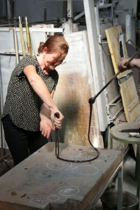 Werken met glas in glasfabriek Murano Italië