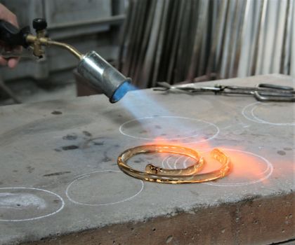 Aan het werk in glasfabriek